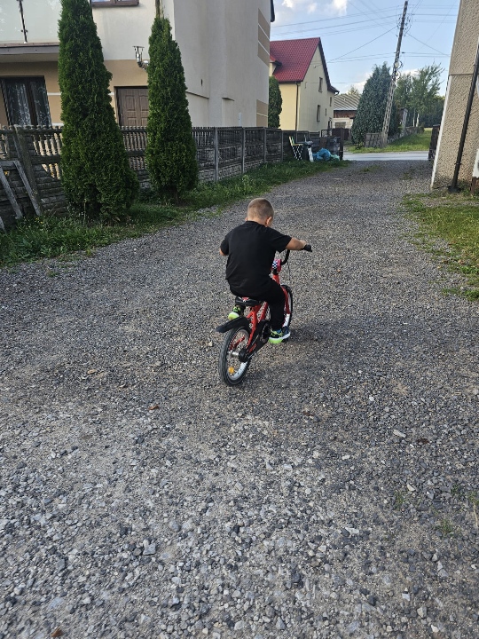 zadowolony młody cyklista